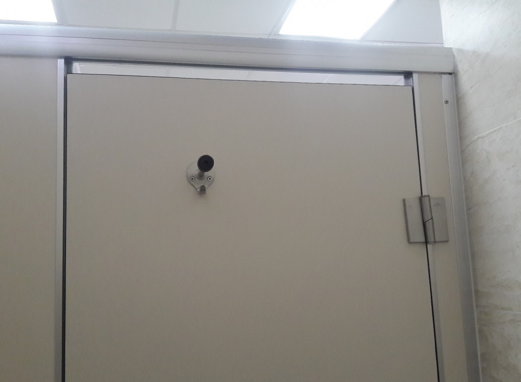 Vì sao cửa vách ngăn vệ sinh compact thấp hơn ray nóc?