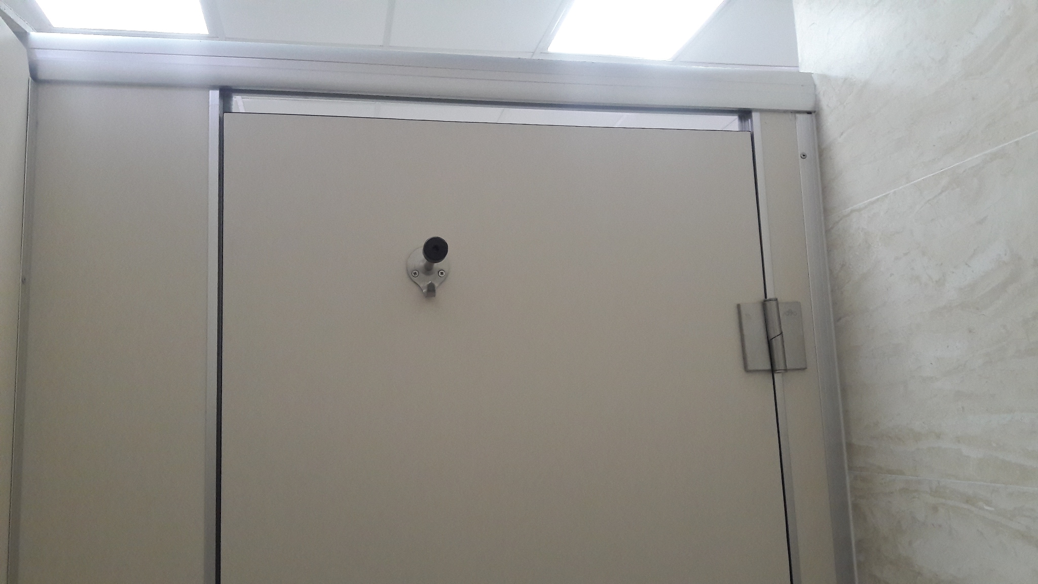 Vì sao cửa vách ngăn vệ sinh compact thấp hơn ray nóc?